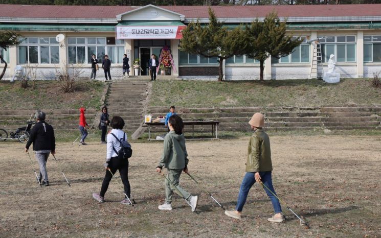 지난 9일 진행된 아시아경제 둔내건강학교 개교식 이어 진행된 건강학교 교육 1기생 프로그램으로 참가자들이 국내 첫 국제노르딕워킹협회 코치인 선주성 교장으로부터 노르딕워킹을 배우고 있다. 사진=윤동주 기자