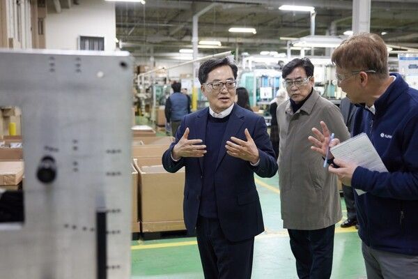 김동연 경기도지사는 10일(현지시간) 미국 미시간주 디트로이트에 위치한 한국 자동차 부품업체 '광진 아메리카'를 방문해 현지 기업들과 간담회를 통해 해외진출 기업들의 애로사항을 청취했다. (사진제공=경기도)