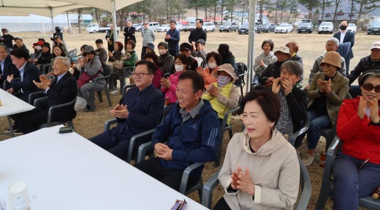 지난 9일 진행된 아시아경제 둔내건강학교 개교식에 참석한 건강학교 1기 교육생, 주민, 초청인사 등 70여명이 개교를 축하하며 박수를 치고 있다. 사진 앞쪽 맨 오른쪽은 이정수 둔내면 영랑리 부녀회장, 그 왼쪽으로 조창호 영랑리 이장, 김흥대 영호초등학교 총동창회장. 사진=윤동주 기자