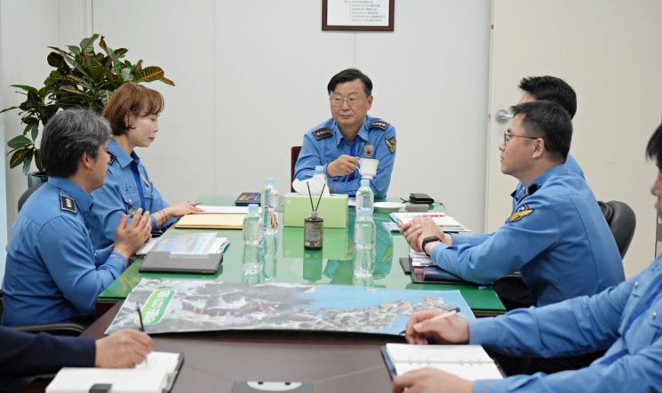 옥창묵 신임 창원해경서장이 취임 첫날 마산파출소를 찾아 현장 관련 이야기를 듣고 있다. 창원해양경찰서 제공