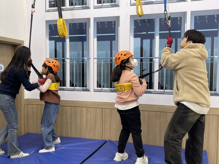 지난해 학생들이 광주학생교육원 본량안전체험관에서 완강기 체험을 하고 있다. 광주교육청 제공