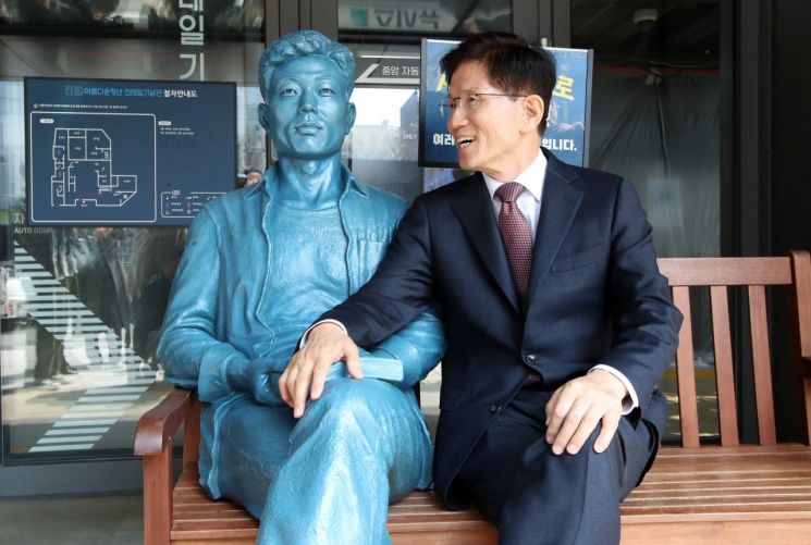 김문수 전 고용노동부 장관이 10일 서울 종로구 전태일기념관에 설치된 전태일 동상 옆에 앉아 있다. 연합뉴스