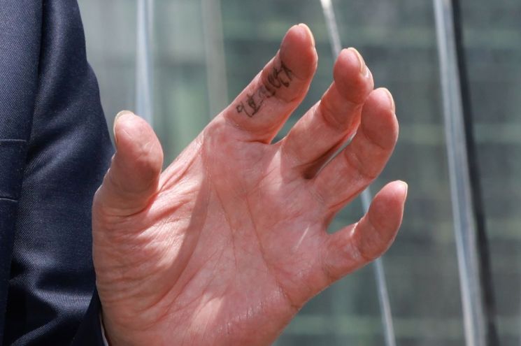 안철수 "손가락 '大' 글씨는 보조기억장치…오히려 반응 좋아"