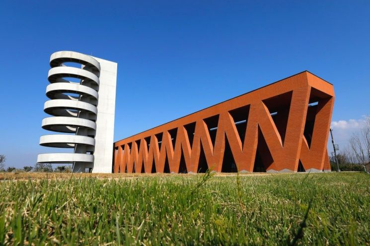 매향리평화기념관의 외관. 추모(Memorial)를 형상화한 디자인이다. 화성시 제공