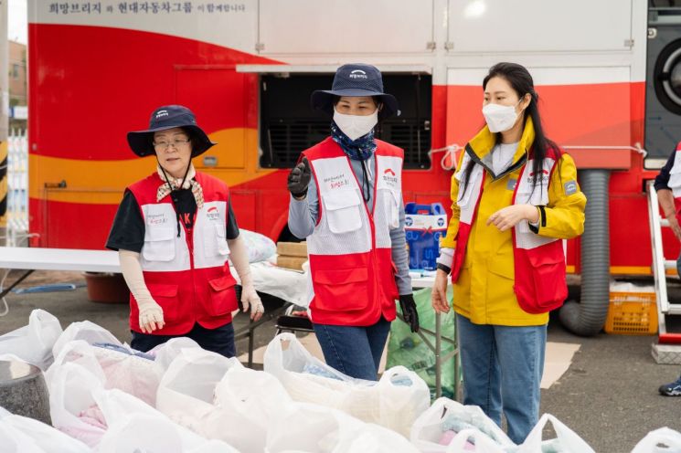 경북 의성군 의성체육관에 마련된 임시대피소에서 세탁이 어려운 이재민을 위한 세탁지원 활동을 하고 있다. 희망브리지