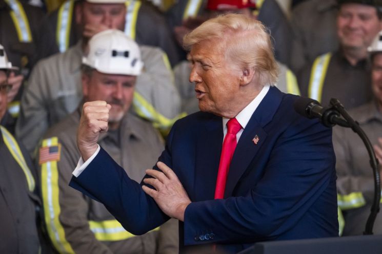 도널드 트럼프 미국 대통령이 8일(현지시간) 백악관에서 석탄산업 지원을 위한 행정명령에 서명한 후 광부들을 향해 주먹을 쥐어보이고 있다. EPA연합뉴스