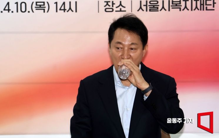[포토] 물 마시는 오세훈 시장