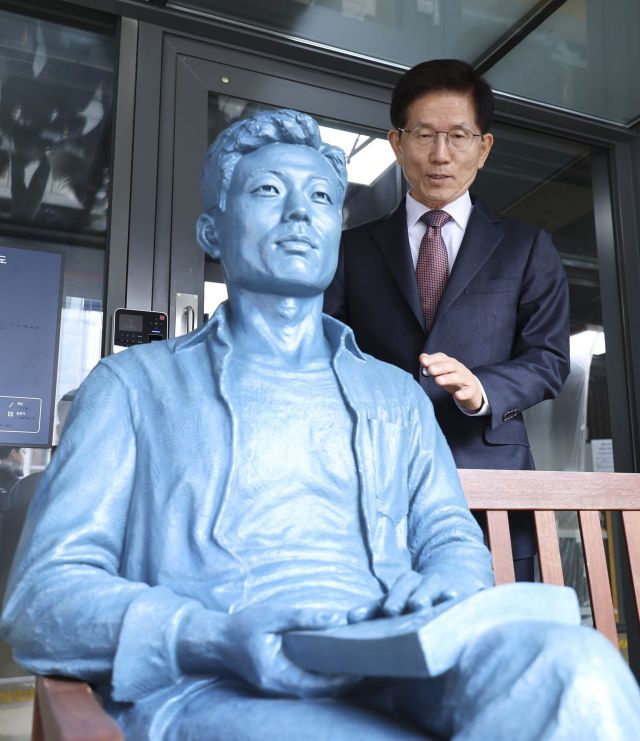 90년대는 '영웅' 00년대는 '스타'…동상을 보면 시대가 보인다[동상리포트] 