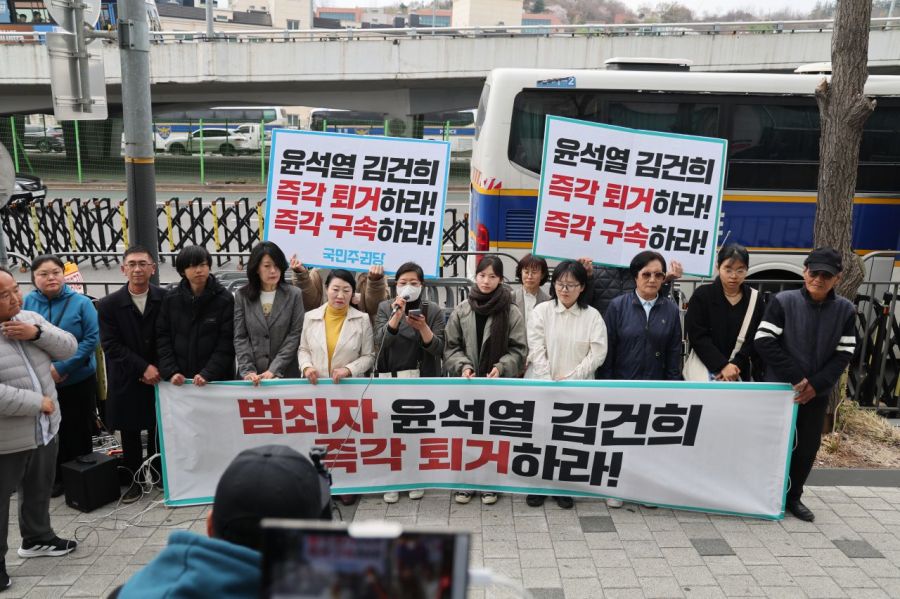 국민주권당 관계자들이 9일 서울 용산구에 위치한 윤석열 전 대통령 한남동 관저 인근에서 '윤석열·김건희 즉각 퇴거 촉구 기자회견'을 하고 있다. 오른쪽 사진은 조국혁신당 차규근 정책위의장 등 의원과 주요 당직자들이 지난 7일 서울 용산구 한남동 대통령 관저 앞에서 '지금당장방빼' 기자회견을 열고 윤석열 전 대통령의 즉각 퇴거를 촉구하고 있는 모습. 연합뉴스