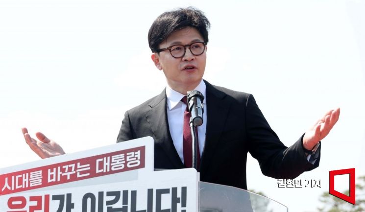 한동훈 전 국민의힘 대표가 강선우 여성가족부 장관 후보자의 임명을 강하게 비판했다.