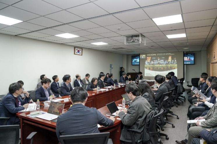 10일 국회 의원회관에서 열린 'AI로 실현하는 국민안전 사고 제로 국회 세미나'에서 지란 왕 퍼듀대 교수가 영상으로 인사말을 하고 있다. 한국자동차기자협회 제공