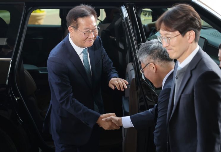 박성재 법무부 장관이 10일 과천 법무부 청사로 출근하며 김석우 차관과 인사하고 있다. 헌법재판소는 이날 박 장관에 대한 국회의 탄핵소추를 기각했다. 연합뉴스