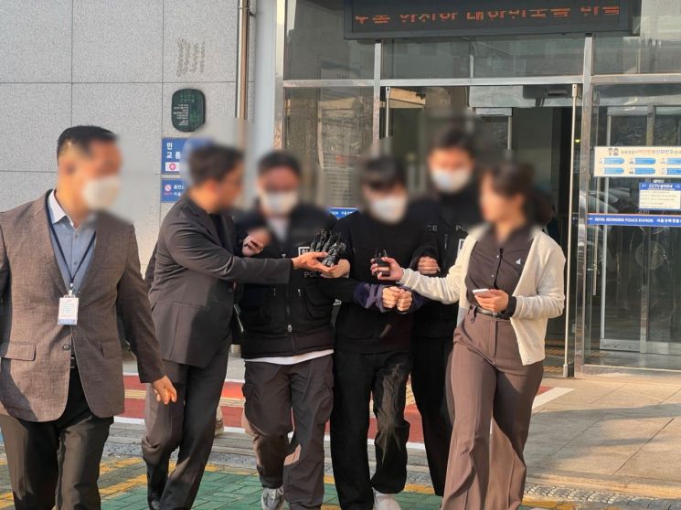 尹선고 당일 경찰버스 부순 30대 남성 검찰 송치…질문에 묵묵부답