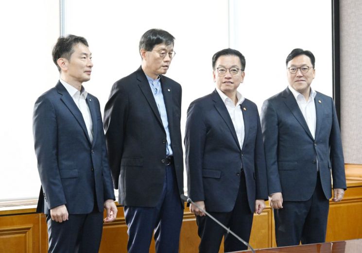 최상목 "관세 불확실성 여전...주식·국채·외환·자금 등 모니터링 강화"