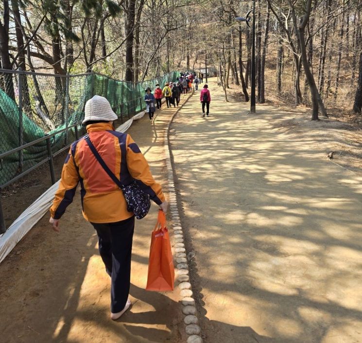 용인 기흥구보건소, '맨발 걷기' 참여자 모집