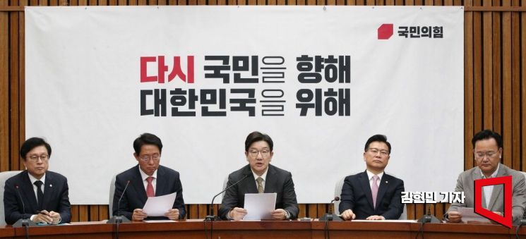 [포토] 권성동, 한덕수 출마론에 "경쟁력 있는 후보의 경선 참여 좋다"