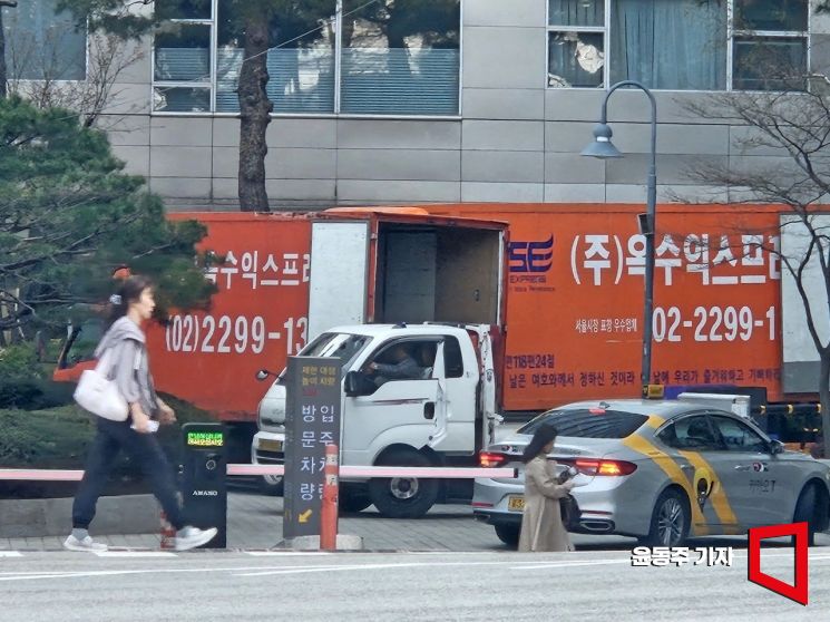 [포토] 아크로비스타 도착한 이사짐 차량