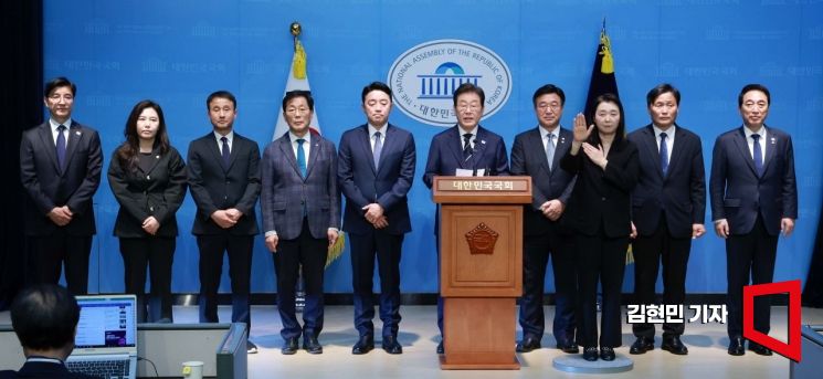 이재명 전 더불어민주당 대표가 11일 국회 소통관에서 집권 청사진 등을 소개하는 '비전 선포식 및 캠프 일정 발표'를 하고 있다. 김현민 기자