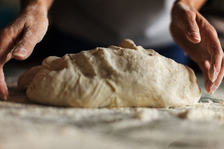 '빵의 도시'라면서…시멘트 분진 날리는데 빵 만들다 걸린 천안 유명 빵집