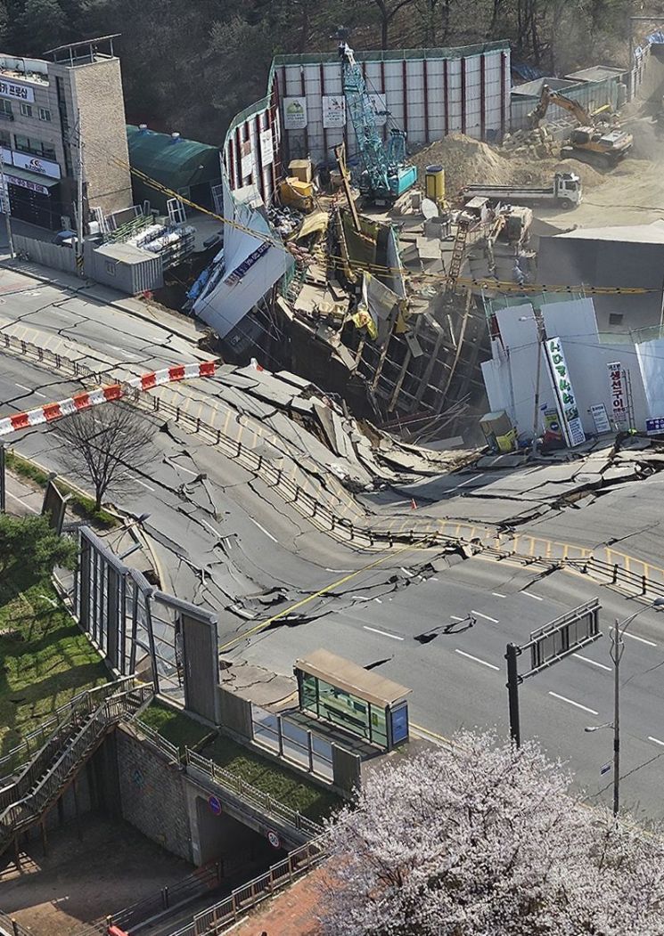 광명 신안산선 공사장 지하 붕괴…작업자 2명 연락두절
