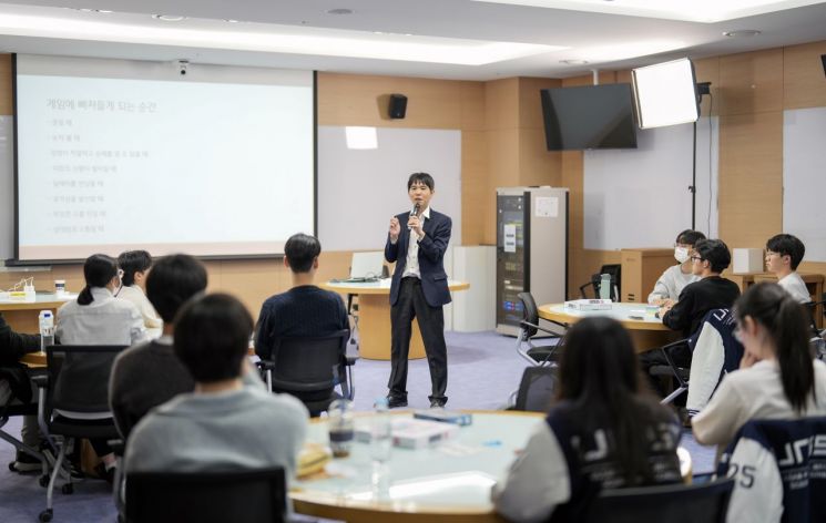 이세돌 특임교수가 '과학자를 위한 보드게임 제작' 강의를 진행하고 있다. UNIST 제공