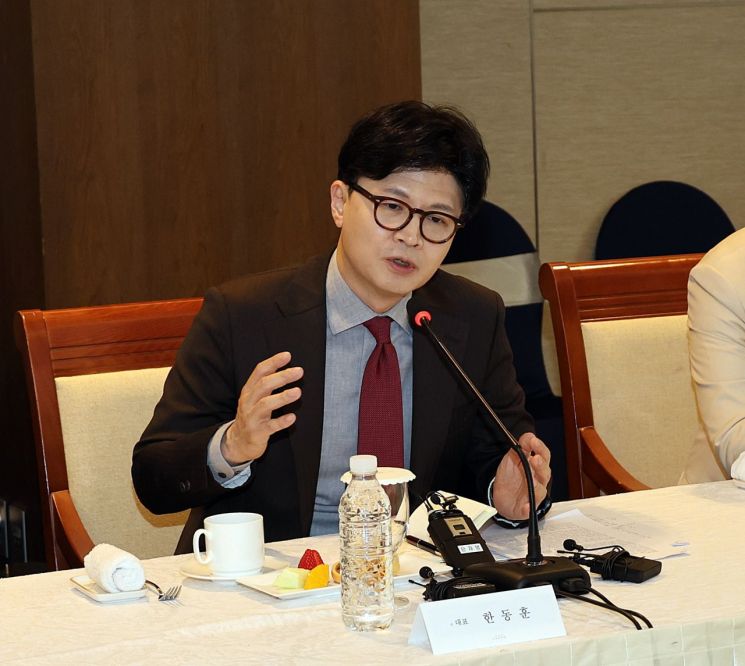 한동훈, 이재명 겨냥 "관세전쟁서 기회 잡아야…전국민 25만원 줄때 아냐"