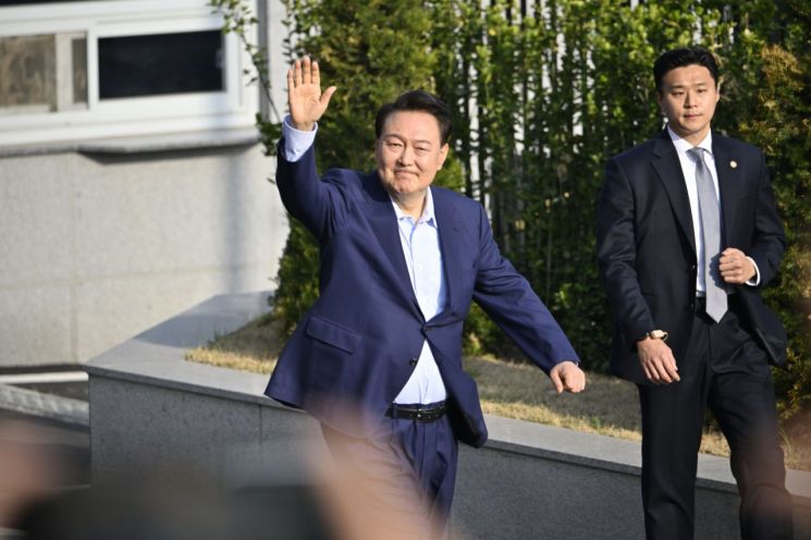 尹 "국민 한사람으로 돌아가 나라·국민 위한 새 길 찾을 것" 