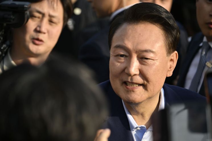 [속보]尹 "국민 한 사람으로 돌아가 나라와 국민 위한 새 길 찾을 것" 