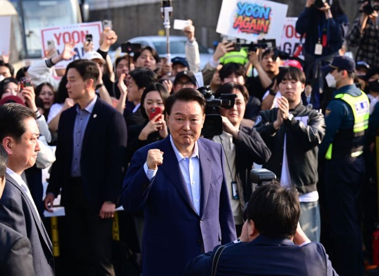 尹, 한남동서 서초동으로… 또다시 도심 곳곳 맞불 집회