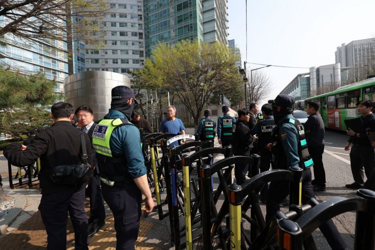 尹, 한남동서 서초동으로… 또다시 도심 곳곳 맞불 집회