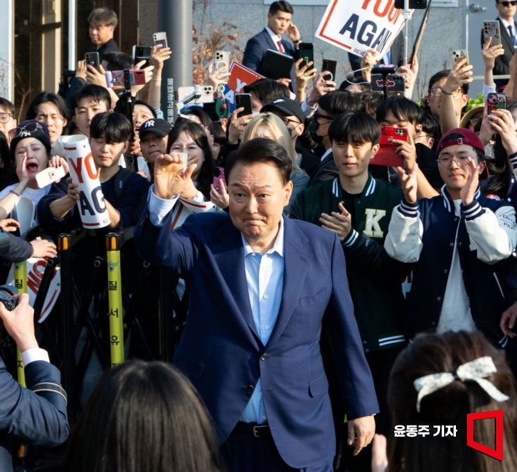 尹, 한남동 관저 퇴거해 사저 복귀…관저로 옮긴 지 886일 만(종합) 