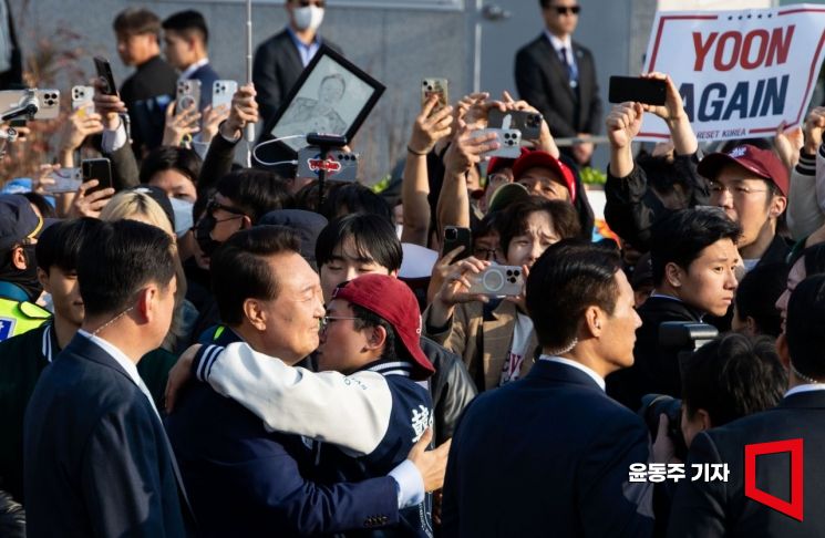 尹, 한남동 관저 퇴거…지지층에 손인사하고 주먹 불끈(종합2보)