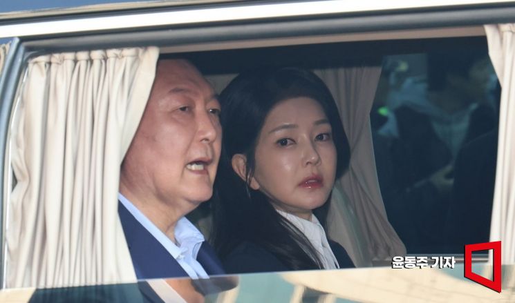 [포토] 관저 떠나며 이야기 나누는 윤석열과 김건희
