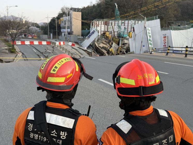 소방당국 "광명 붕괴사고 고립 근로자 목소리 들려…구조작업 중" 