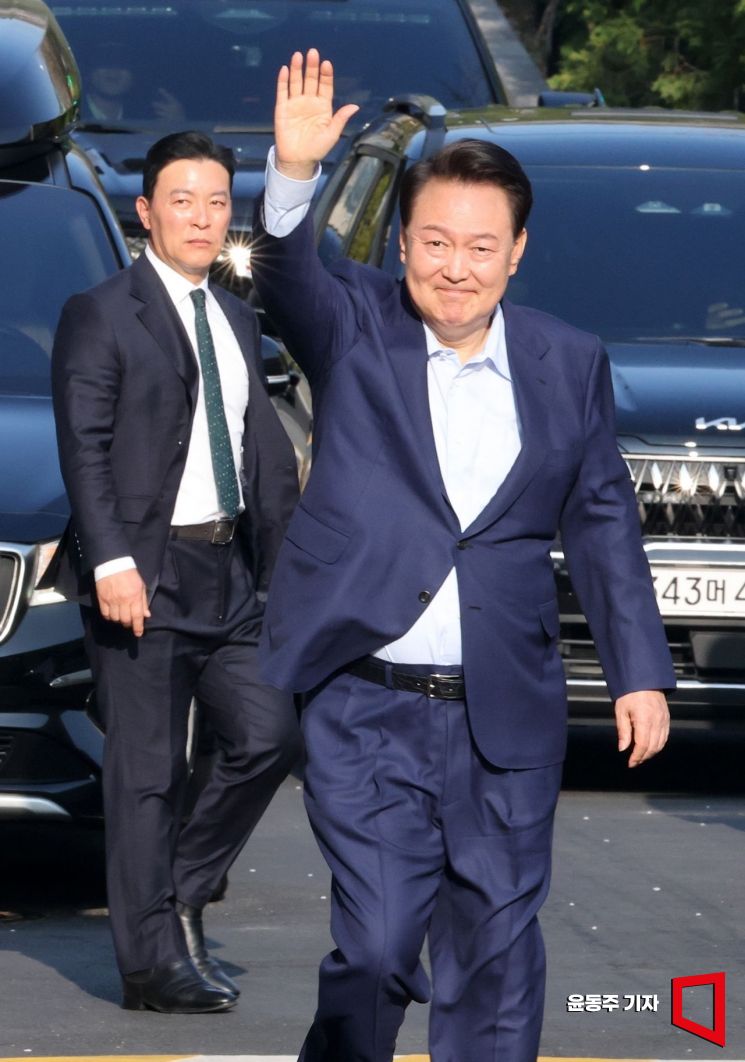 [포토] 윤 전 대통령 근접 경호하는 김성훈 경호 차장