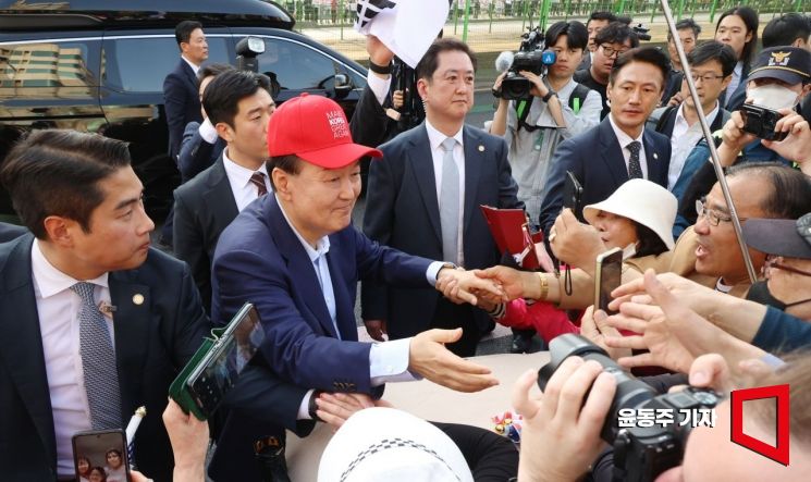 尹, 한남동 관저 퇴거…지지층에 손인사하고 주먹 불끈(종합2보)