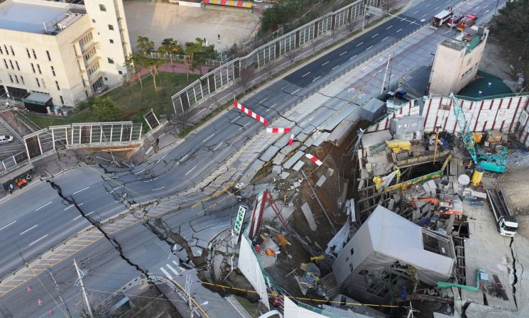 경기 광명시 양지사거리 부근 신안산선 제5-2공구 붕괴 사고 현장. 연합뉴스