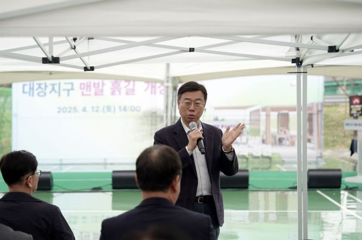 도심 속 치유 공간, '맨발 흙길'이 온다…성남시, 대장지구 흙길 개장