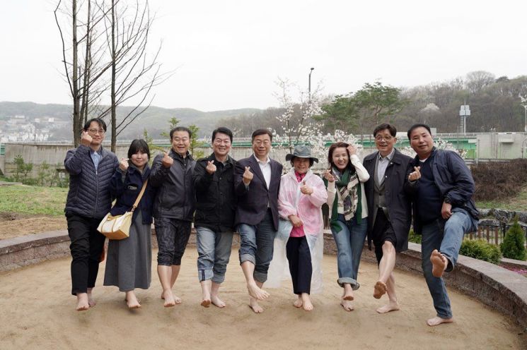 도심 속 치유 공간, '맨발 흙길'이 온다…성남시, 대장지구 흙길 개장