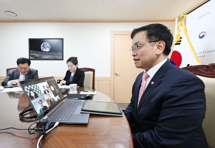 최상목, 호주 재무장관과 화상면담 "관세 등 협력방안 논의"