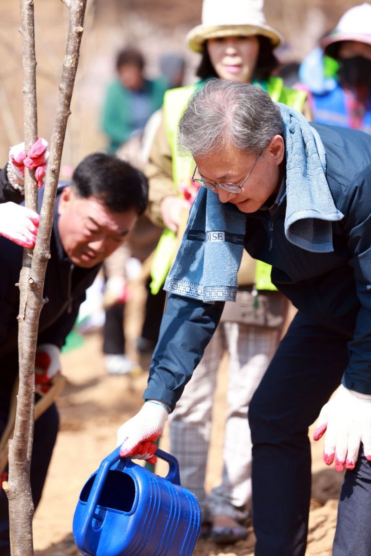 장인홍 구로구청장 주민과 함께 '제80회 식목일 기념 나무심기' 동참