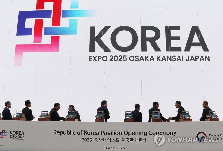 오사카·간사이 만국박람회(오사카 엑스포)가 개막한 13일 한국관 개관식에서 거대한 스크린이 공개됐다. 사진 연합뉴스 제공