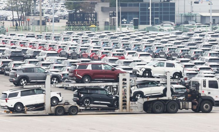 트럼프 관세에 "글로벌 車업계 비용 연 200조원대까지 늘 수도"