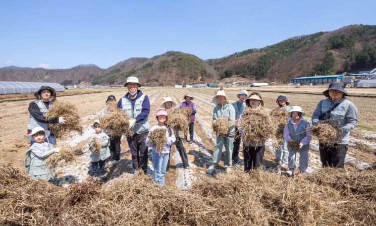 대한항공, 아시아나항공 임직원과 1사 1촌 마을서 봉사활동