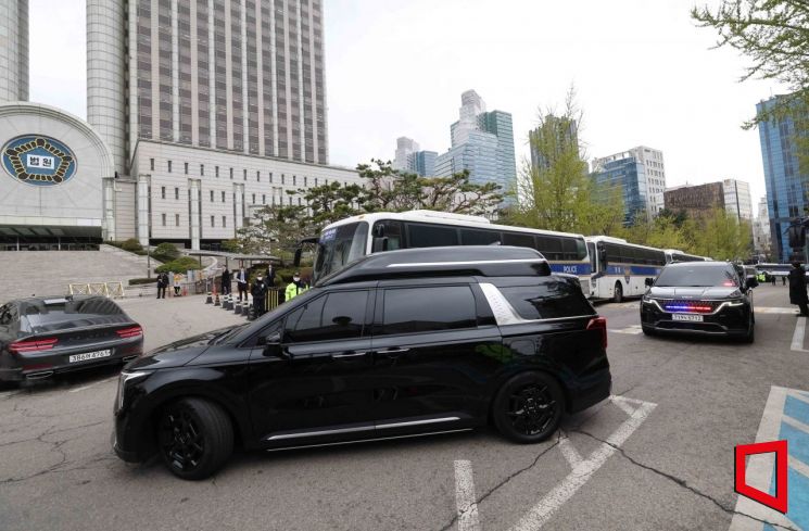[속보]尹 '내란혐의' 첫 공판 시작…"전직 대통령이냐" 묻자 '끄덕'