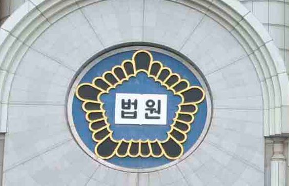 의식을 잃은 여성을 성폭행한 뒤 이를 인터넷 생방송으로 송출한 혐의로 재판에 넘겨진 30대 남성 BJ가 항소심에서 형이 줄어들어 징역 5년을 선고받았다.