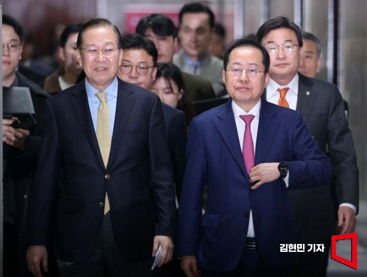[포토] 이동하는 권영세 비대위원장과 홍준표 전 대구시장