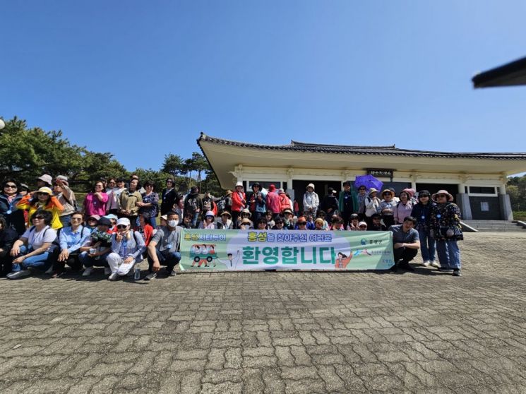 홍성시티투어로 백야 김좌진장군 기념관을 찾은 관광객들. /홍주문화관광재단 제공