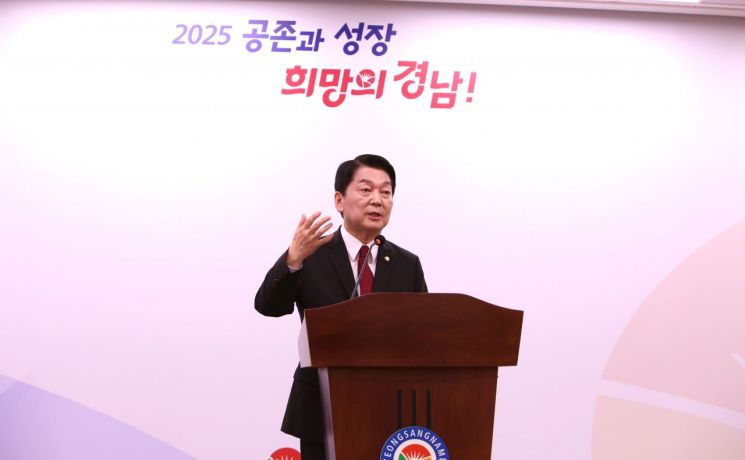 대통령 선거 경선 주자인 국민의힘 안철수 의원이 경남도청 프레스센터에서 출입기자들을 만나 경남 관련 공약을 설명하고 있다. 이세령 기자