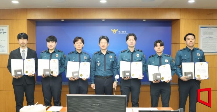 이승협 대구경찰청장(왼쪽 네번째)이 보이스피싱 예방 유공 경찰관 포상수여 후 기념촬영 하고 있다.